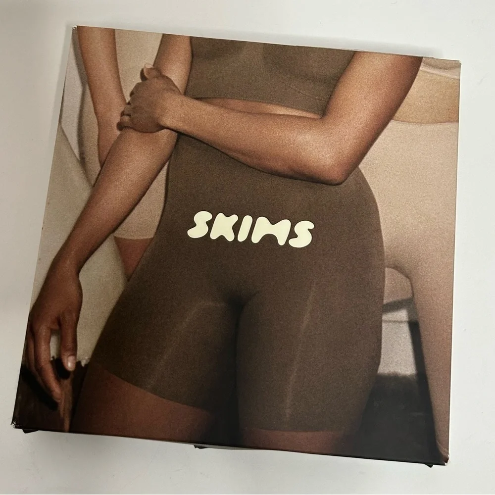 New SKIMS Onyx Sculpt Shoty Mid Thigh